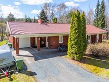 Etujulkisivu Pärehöyläntieltä