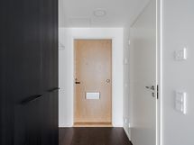 Eteisessä on leveä naulakko valmiina ja hylly- sekä siivouskaappi.