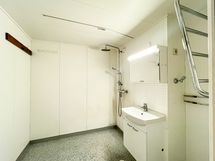 Kylpyhuoneessa on paikka ja liitännät omalle pyykinpesukoneelle. Talossa on myös pesutupa.