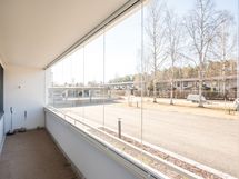 Tilava lasitettu parveke, lounaan suuntaan.