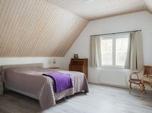 Yläkerran makuuhuoneesta 1