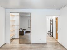 Huone on fiksu kokonaisuus, läpitalonhuoneisto tarjoaa valoa molemmilta puolilta