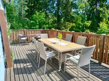 Olohuoneesta kulku terassille, minne mahtuu suurempikin ruokailijajoukko