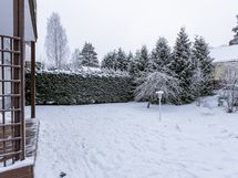 Näkymä piha-alueelta