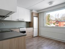 Tilava keittiö, jää-/pakastinkaappi