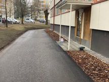 Taloyhtiön rakennukset kahtena pitkänä nauhana