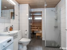 Tilava kylpyhuone, ajattomilla materiaaleilla/ Rymligt badrum med tidslösa material