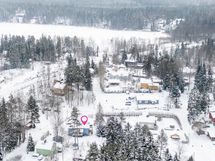 Otalammen uimaranta näkyy takana
