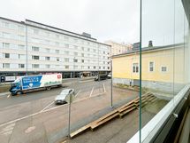 Näkymät ovat kadulle, ilta-auringon suuntaan.