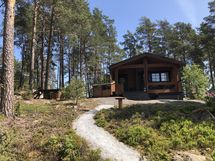 Saunarakennus pihalta päin