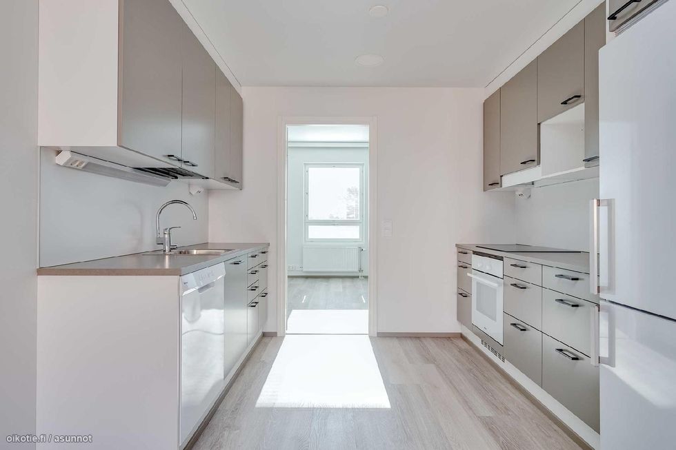 Sisä- ja parvekekuvat 5. kerroksen asunnosta B37 (60 m²)