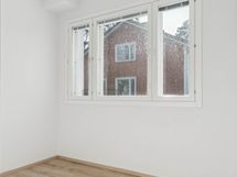 Sisäänkäynnin vieressä olevaan tilaan voi tehdä vaikka pukeutumistilan ulkovaatteille.