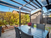 Terassi rakennettu v. 2019 ja katteet asennettu v. 2022. Takapihalla kylmävarasto.