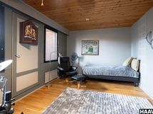 Yläkerran makuuhuone, jossa parveke