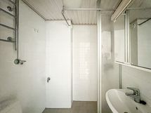 Kylpyhuoneessa pesukoneliitäntä.