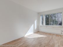 Iso makuuhuone on jaettavissa kahtia makuutilaksi ja esim. työhuoneeksi.