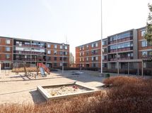 Taloyhtiön piha-aluetta - lasten leikkipaikka