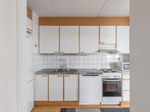 Toimiva keittiö, jossa on reilusti lasku- ja kaappitilaa kokkailuun.