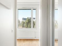 Sisään tullessa oikealla kaapistot ja makuuhuone/työhuone.