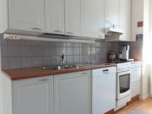 Keittiössä astianpesukone