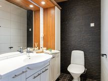 Kylpyhuoneen yhteydessä on asunnon toinen wc