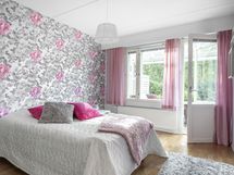 Makuuhuone ja käynti takapihalle