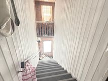 Kuva yläkerran ja alakerran välisestä porraskäytävästä