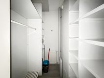 Asunnossa on tilava vaatehuone