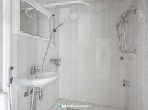 Kylpyhuone on saneerattu putkiremontin yhteydessä.