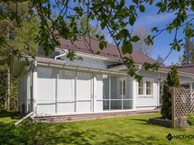 Terassi pihan suunnasta.