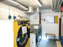 Taloyhtiön pesutupa.