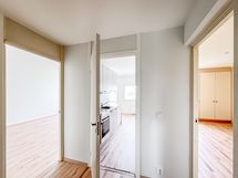 Keittiöön on suora kulku myös suoraan eteisestä, josta on käynti kaikkiin asunnon huoneisiin.