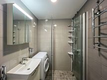 Kylpyhuone on saneerattu putkiremontin yhteydessä.  Pesukone mahtuu.