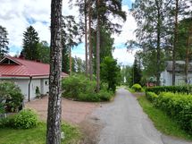 näkymä kadulta talolle saavuttaessa