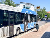Alueella kuljet busseilla, eikä metrollekaan ole pitkä matka.