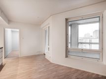 Valoisa olohuone ja avokeittiö