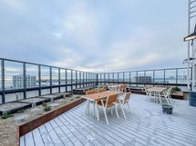 Myös kerhotila löytyy ja sen yhteydessä oleva kattoterassi