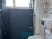 Kylpyhuone ovelta kuvattuna