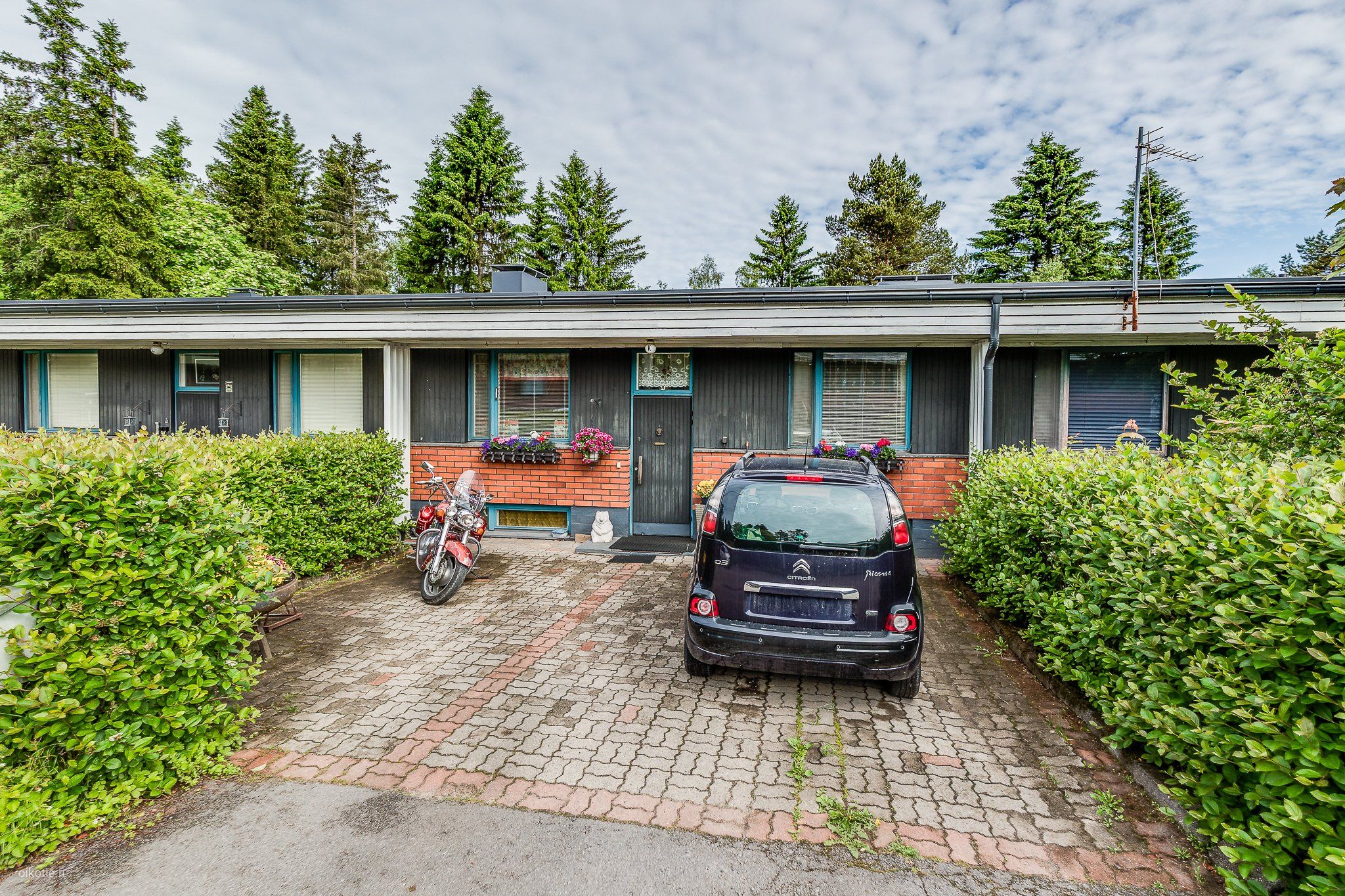 Rivitalo, Yläk: 3h, k, wc, parveke. Alak: takkah, työh, kph/wc, s, vh, var., 75/150 m², Junnilanmäki