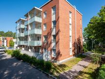 Taloyhtiö parvekepuolelta kesällä.