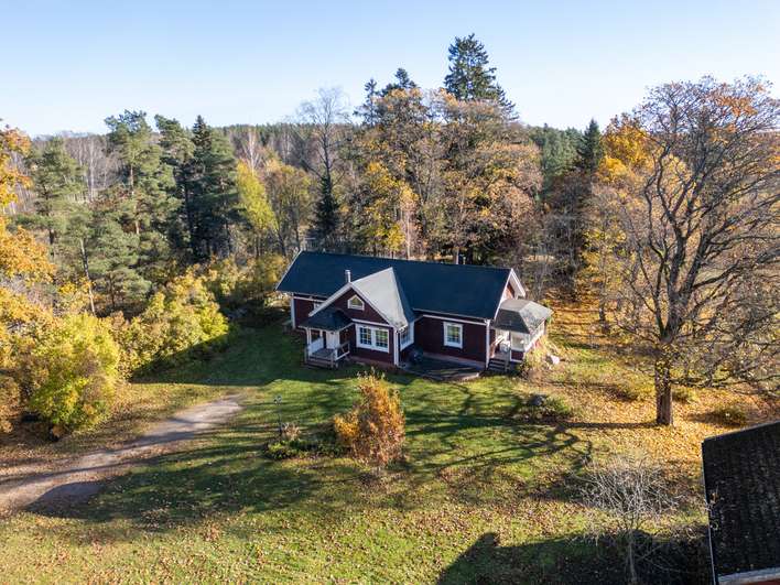 Omakotitalo, 3mh+arkioh+vaatehuone+keittiö+oloh+kirjasto/toinen pienempi olohuone+pesuhuone saunalla+2wc+khh+eteinen, kylmäkuisti ja maakellari/viinikellari., 159,5/596,5 m², Espoonkartano