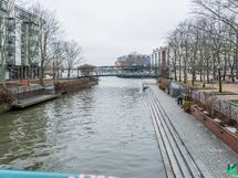 Ruoholahden kanava talon vieressä