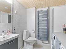 Erillinen wc, jossa myös pesukone.