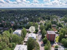 Laurea n. 250 m, Kipinä-lukio n. 900 m, Hyrian Kruunu n. 1,6 km.