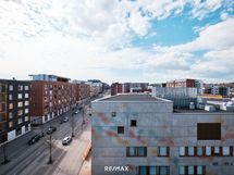 Huoneiston näkymät Timanttikiteenkujalle. Edessä oleva rakennus on koulu.
