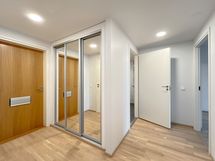 Eteisessä on liukuovelliset kaapistot ulkovaatteita varten.