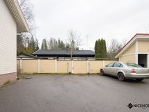 Pihalla on parkkitilaa.