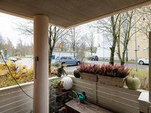 Parveke, josta käynti pihalle