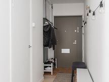 Sisäänkäynnin luona on syvennys vaatesäilytykselle.