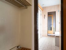 Isomman asunnon eteisaulasta pukuhuoneeseen